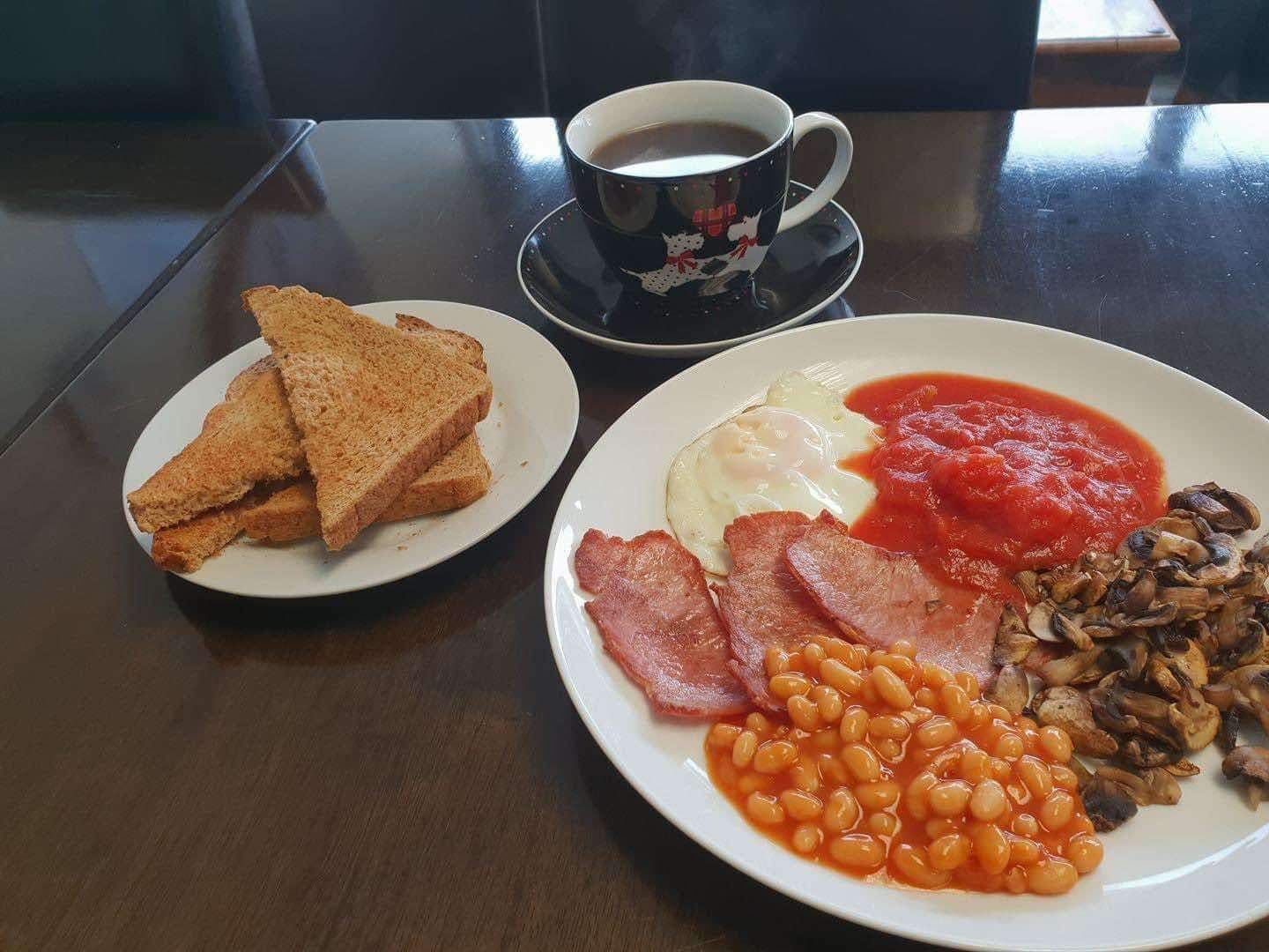 a photo of a full english breakfast